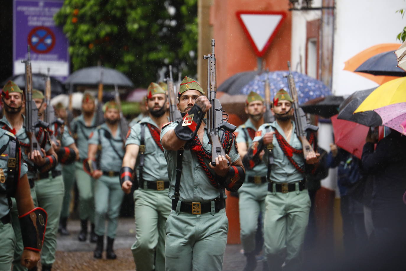 Las imágenes del vía crucis del Señor de la Caridad de Córdoba el Viernes Santo de 2024