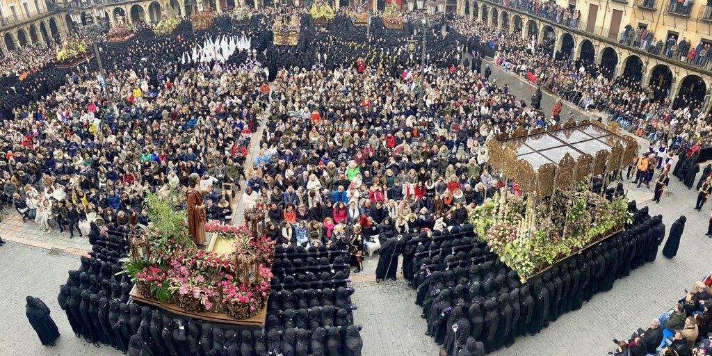 León vibró con ‘El Encuentro’ de San Juan y la Dolorosa en la Plaza Mayor