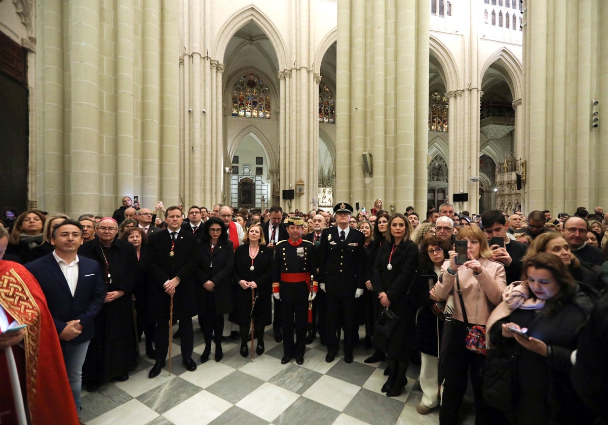 Autoridades y miembros de la hermandad Nuestra Señora del Amparo en la catedral