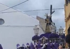 (Vídeo) Cae la cruz del Nazareno de Baena tras chocar con un cable y desprenderse