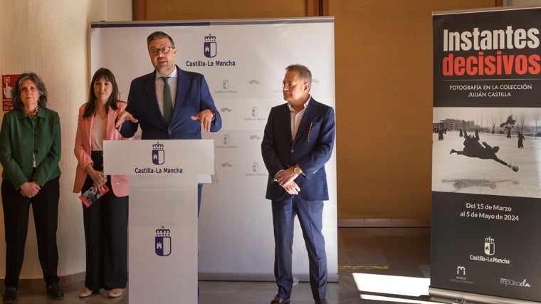 Julián Castilla, a la derecha, junto al consejero de Cultura de Castilla-La Mancha, Amador Pastor, durante la inauguración de la exposición 'Instantes decisivos'