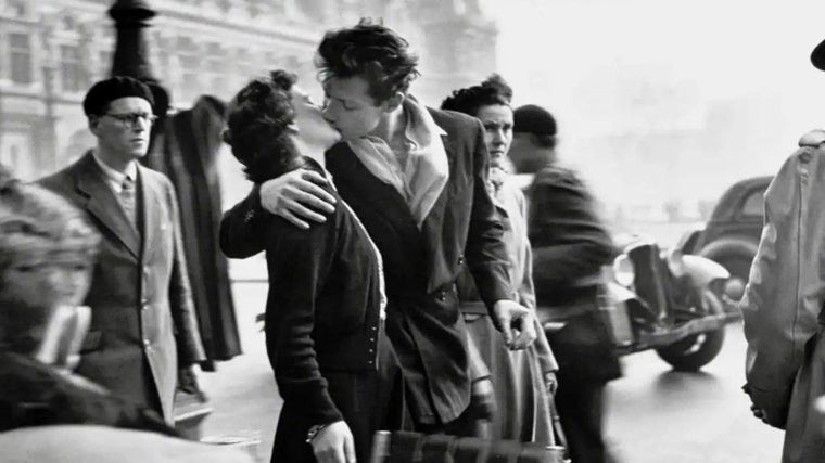 'El beso', de Robert Doisneau, una de las más icónicas fotografías de la exposición