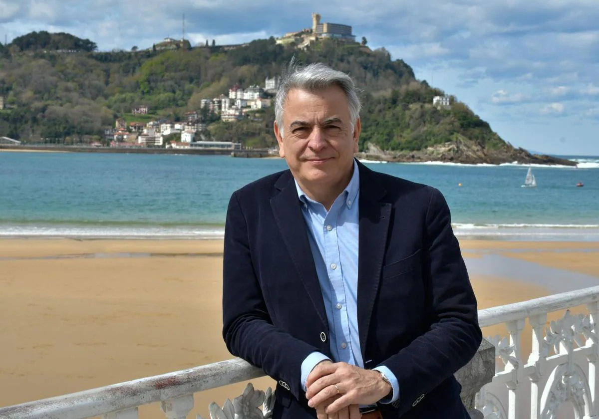 Javier de Andrés posa frente a la playa de la Concha de San Sebastián