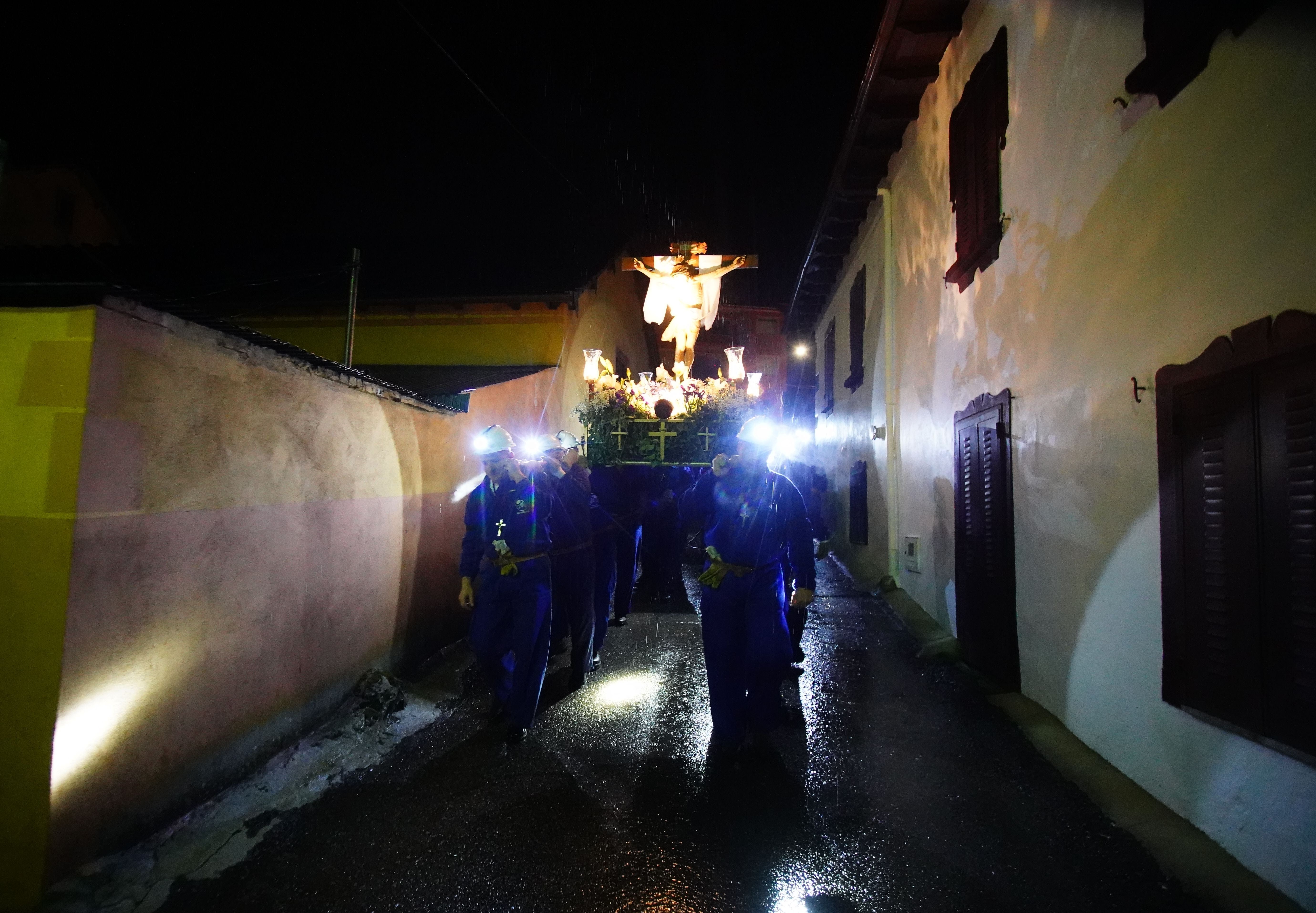 El Cristo de los Mineros, a cobijo de la lluvia