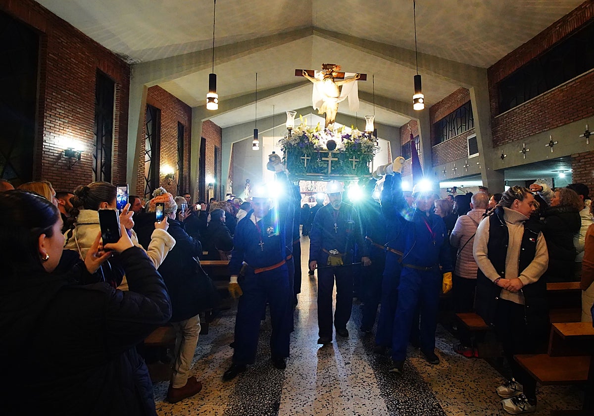La adversa meteorología obliga a trasladar al imagen del Cristo de los Mineros al interior de la iglesia en Caboalles de Abajo