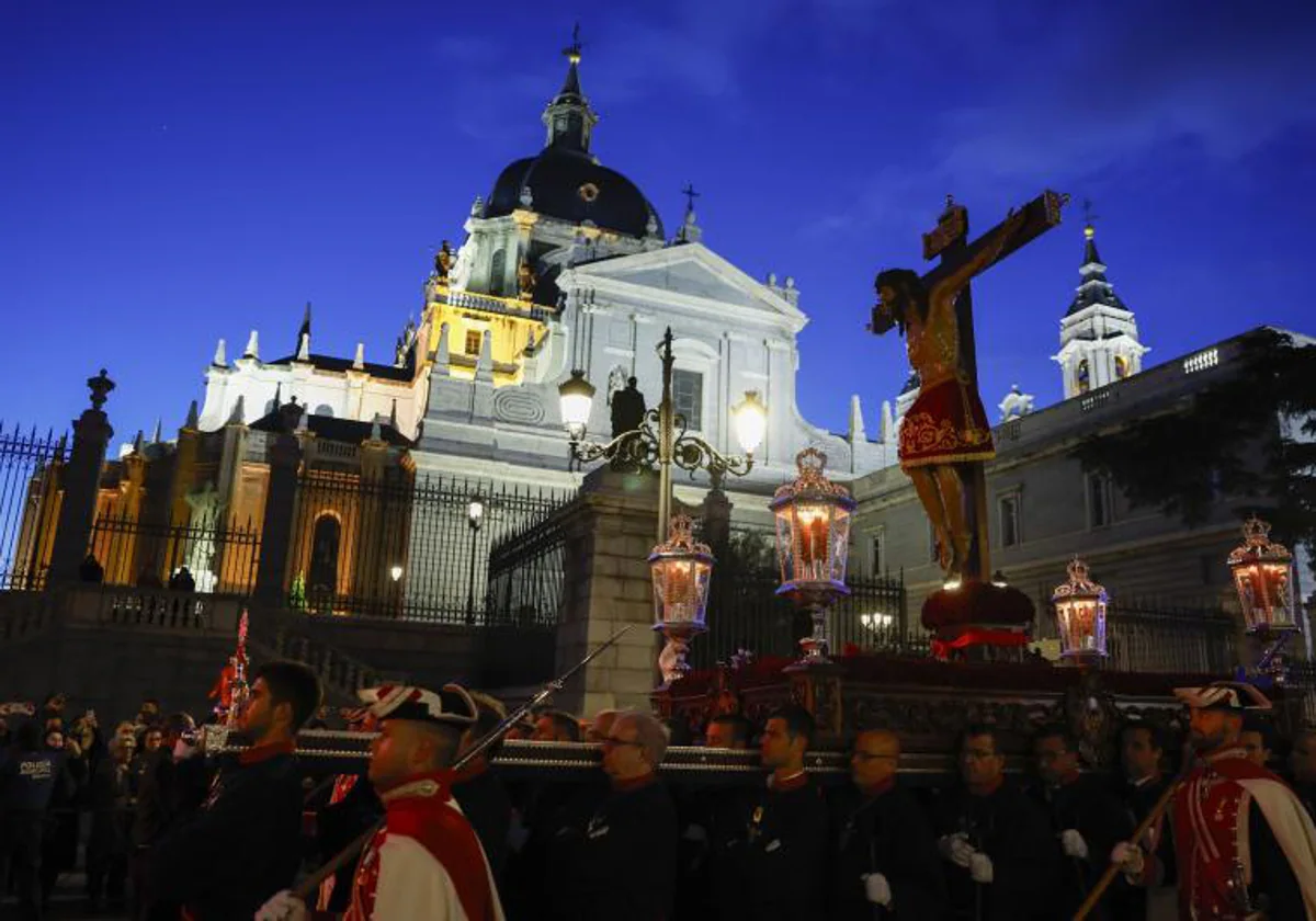 La procesión del Santísimo Cristo de los Alabarderos a su paso por la Catedral de la Almudena