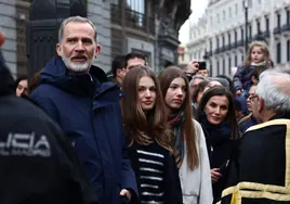 Los Reyes y sus hijas acuden a la procesión del Encuentro pese a la lluvia en Madrid