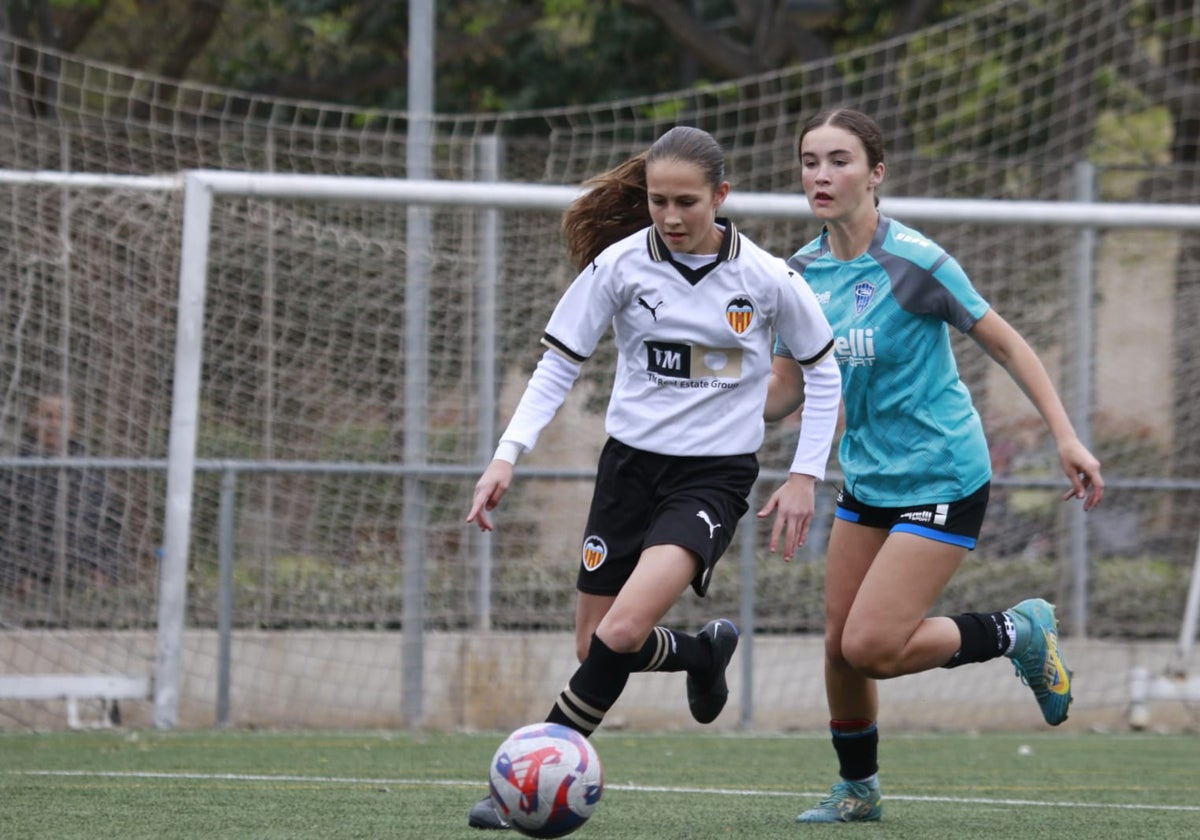 Imagen de una jugadora del Valencia CF durante la Valencia Cup Girls