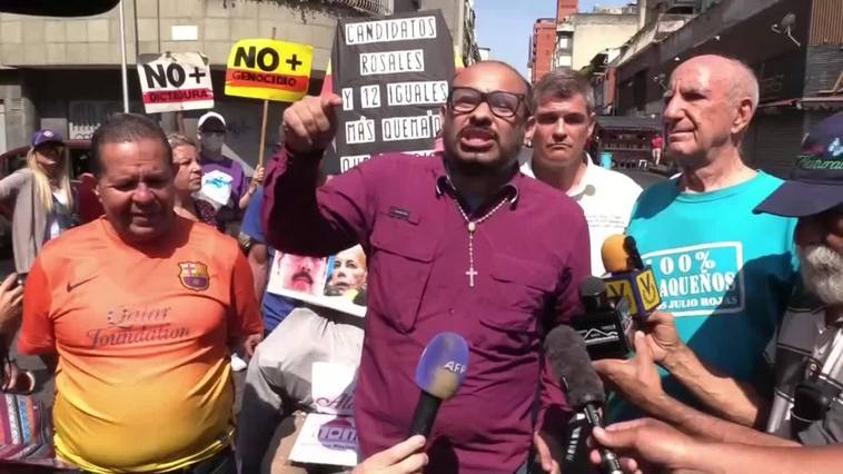 Caraqueños queman figura del candidato opositor Rosales para recrear muerte de Judas