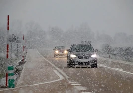 Varios accidentes complican una operación retorno marcada por la lluvia y la nieve