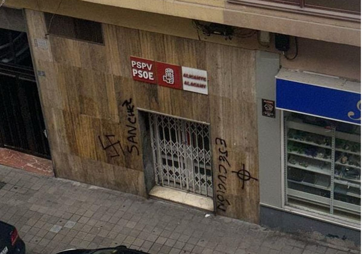 Imagen de la pintada contra Sánchez en la sede socialista de Alicante