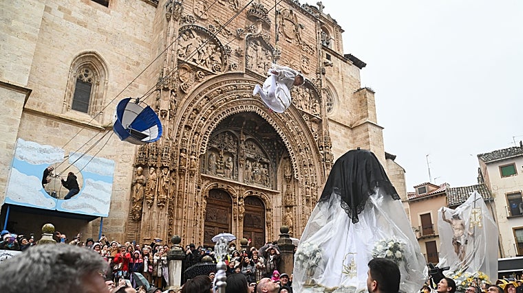 Bajada del Ángel para quitar el luto a la Virgen, en Aranda de Duero (Burgos)