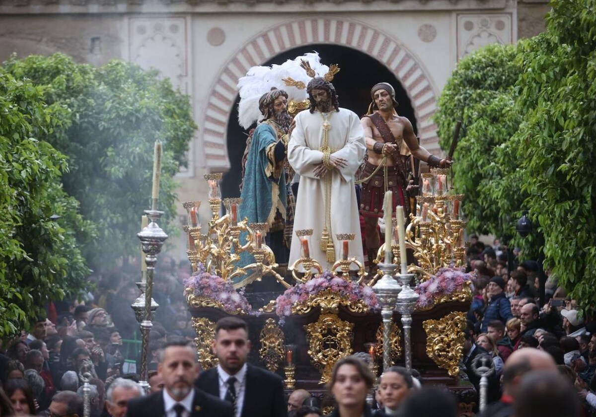 El Señor del Silencio deja atrás el Patio de las Naranjos poco antes de atravesar la Puerta del Perdón, este Domingo de Resurrección por la tarde