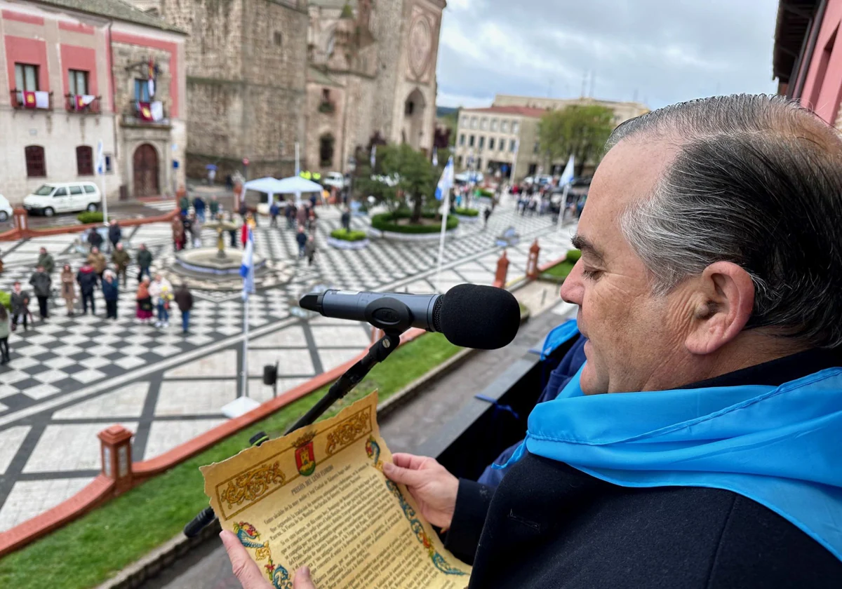 José Julián Gregorio en el balcón del Ayuntamiento de Talavera, en la plaza del Pan