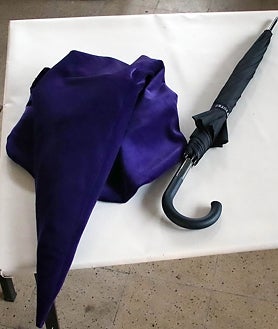 Imagen secundaria 2 - La lluvia ha obligado a celebrar los actos del Domingo de Resurrección a cubierto en un cierre de Semana Santa en Castilla y León donde los paraguas han sido protagonistas