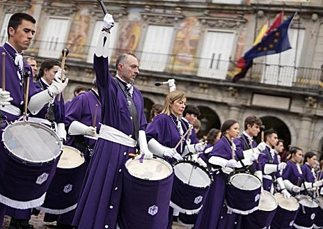 Imagen secundaria 1 - El alcalde de la capital española ha estado presente en la Plaza Mayor durante la tamborrada a cargo de la la Cofradía del Descendimiento de la Cruz y Lágrimas de Nuestra Señora de Zaragoza, que ha puesto el broche final a la Semana Santa madrileña.