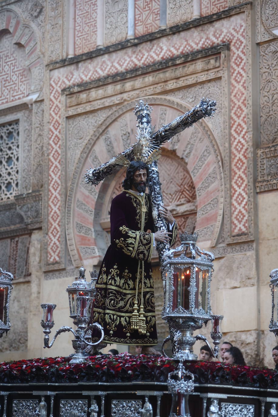 Fotos: los bellos traslados del Amor y la Vera-Cruz desde la Catedral de Córdoba a sus templos
