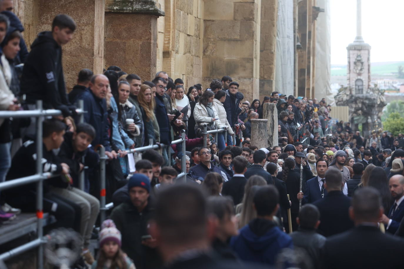 Fotos: los bellos traslados del Amor y la Vera-Cruz desde la Catedral de Córdoba a sus templos