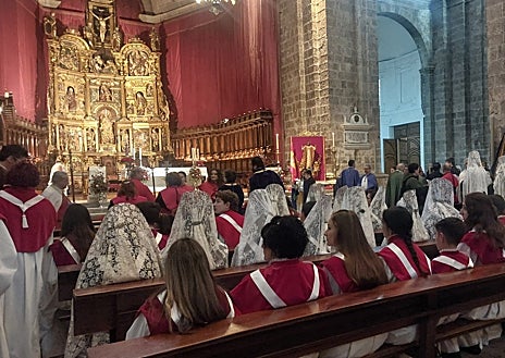 Imagen secundaria 1 - La lluvia ha obligado a celebrar los actos del Domingo de Resurrección a cubierto en un cierre de Semana Santa en Castilla y León donde los paraguas han sido protagonistas