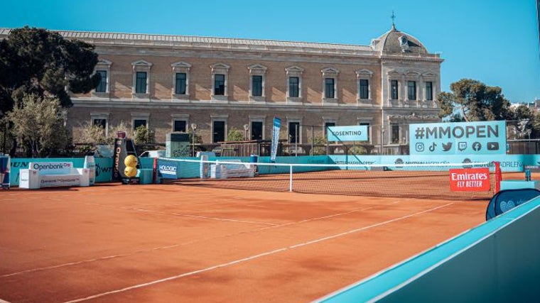 La pista de tenis de tierra batida que el Mutua Madrid Open instaló el año pasado en la plaza de Colón