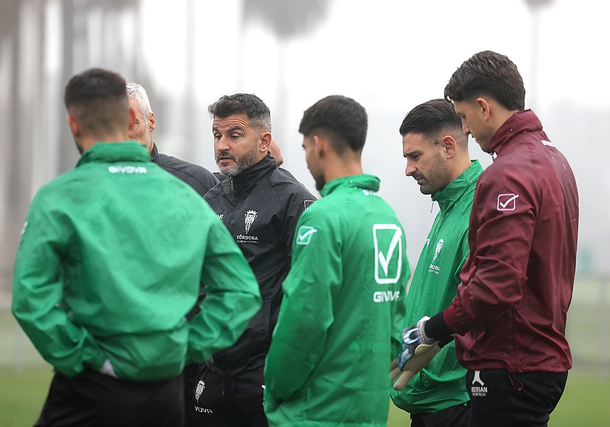El cuadro blanquiverde durante un entrenamiento a las órdenes de Iván Ania