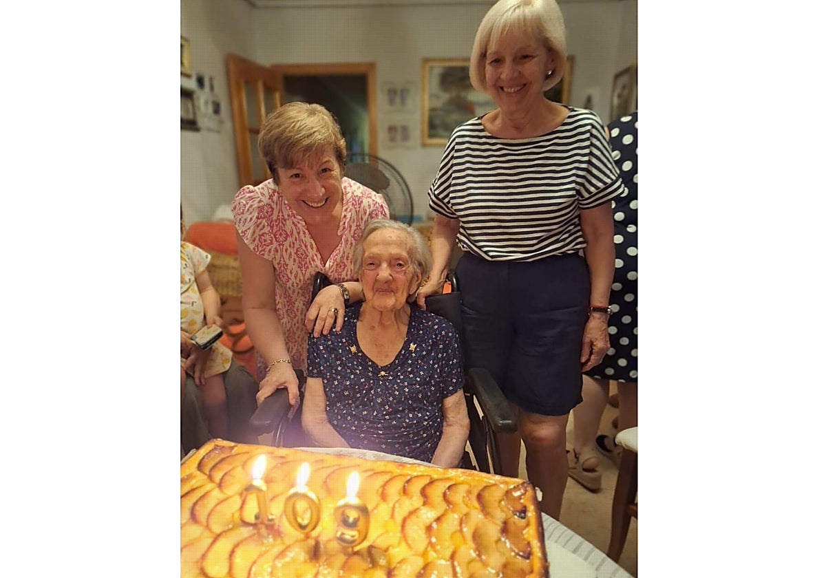 Dolores, con sus sobrinas María de Gracia y Marisol, celebrando en su casa de Puertollano su último cumpleaños el pasado 30 de junio