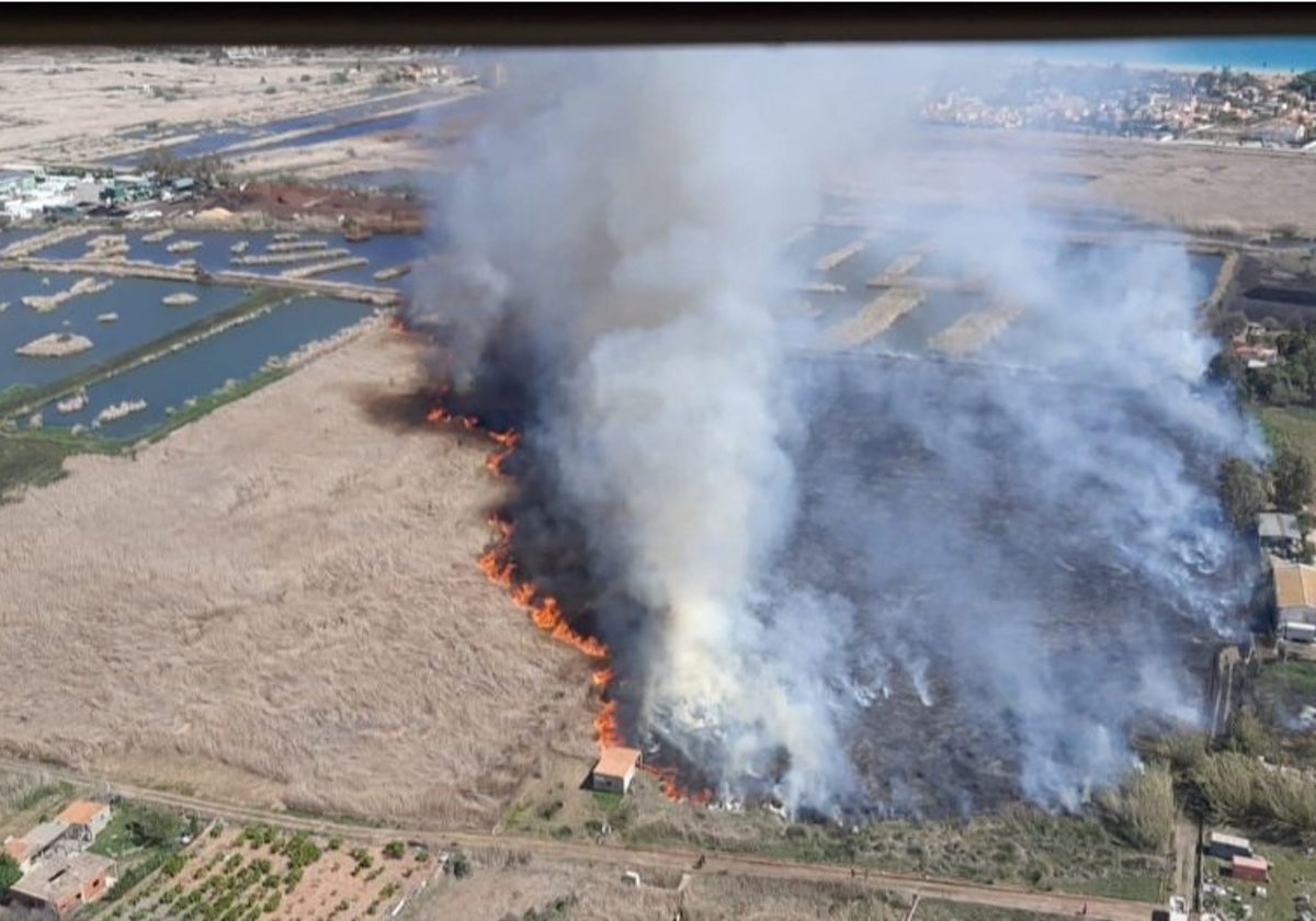 Zona afectada por el incendio en Sagunto (Valencia), este lunes.