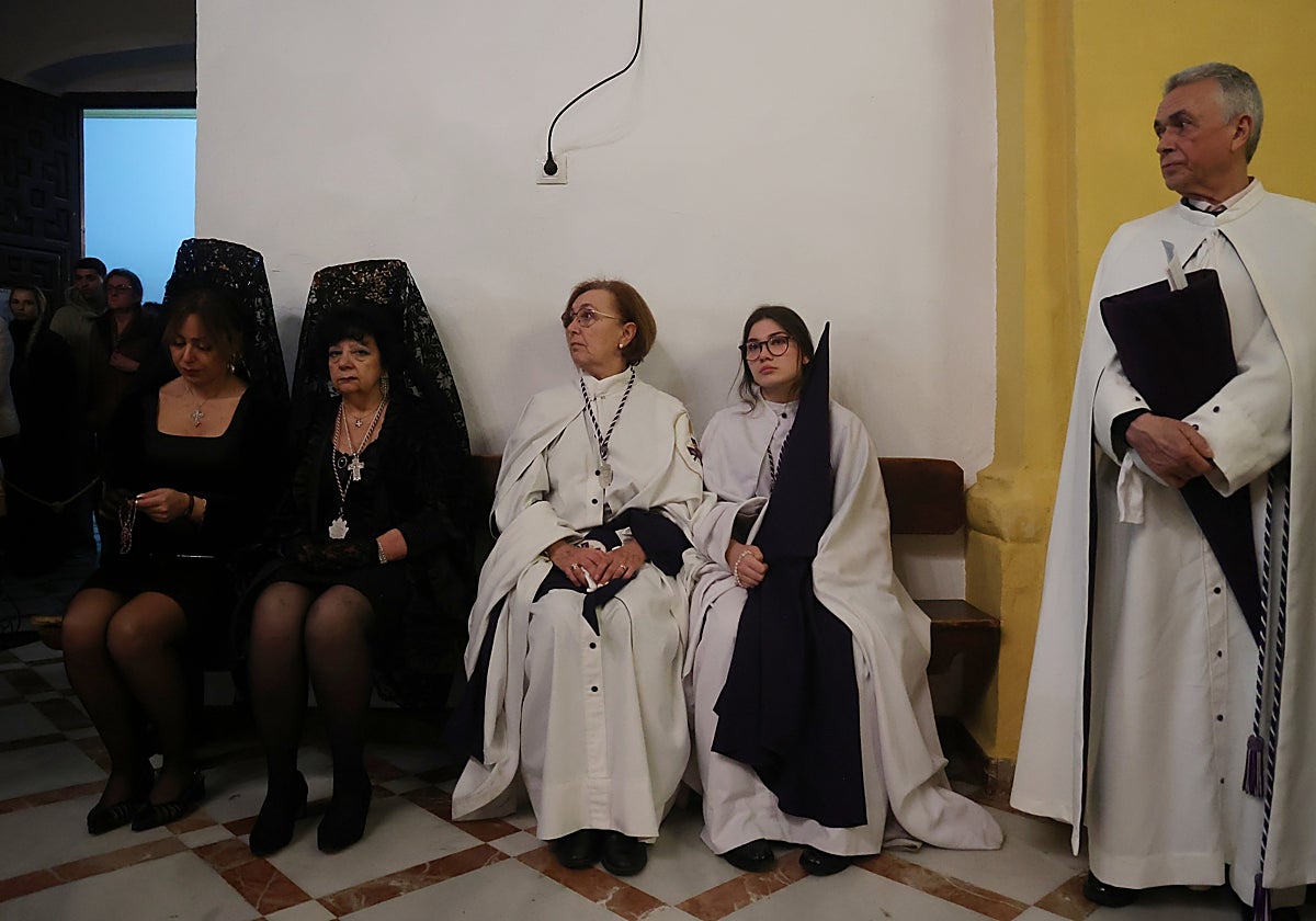 Mantillas y nazarenos entristecidos