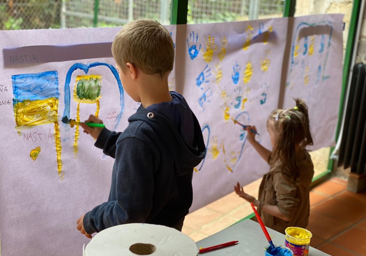 Imagen de archivo de dos alumnos de un colegio valenciano pintando la bandera de Ucrania