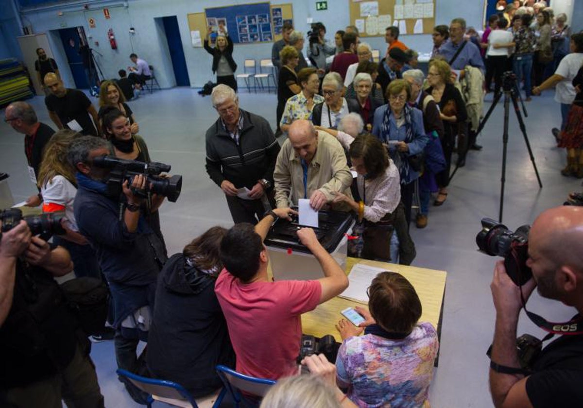 Votación el 1 de octubre, en un colegio del barrio de Gracia, en Barcelona