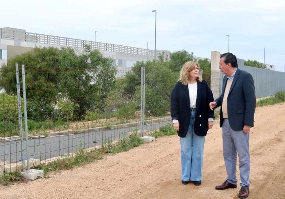 Los parlamentarios Berta Centeno y Manuel Andrés González en las inmediaciones del hospital