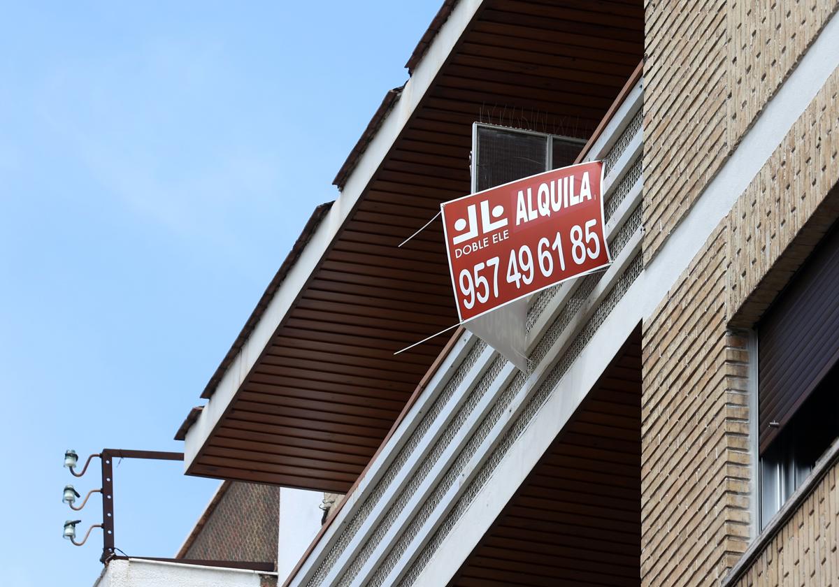 Una vivienda de la capital con un cartel de 'Se alquila' de una inmobiliaria