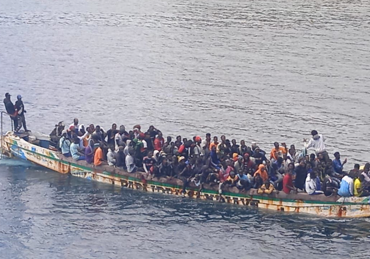 Cayuco localizado en aguas de El Hierro com más de 200 personas a bordo