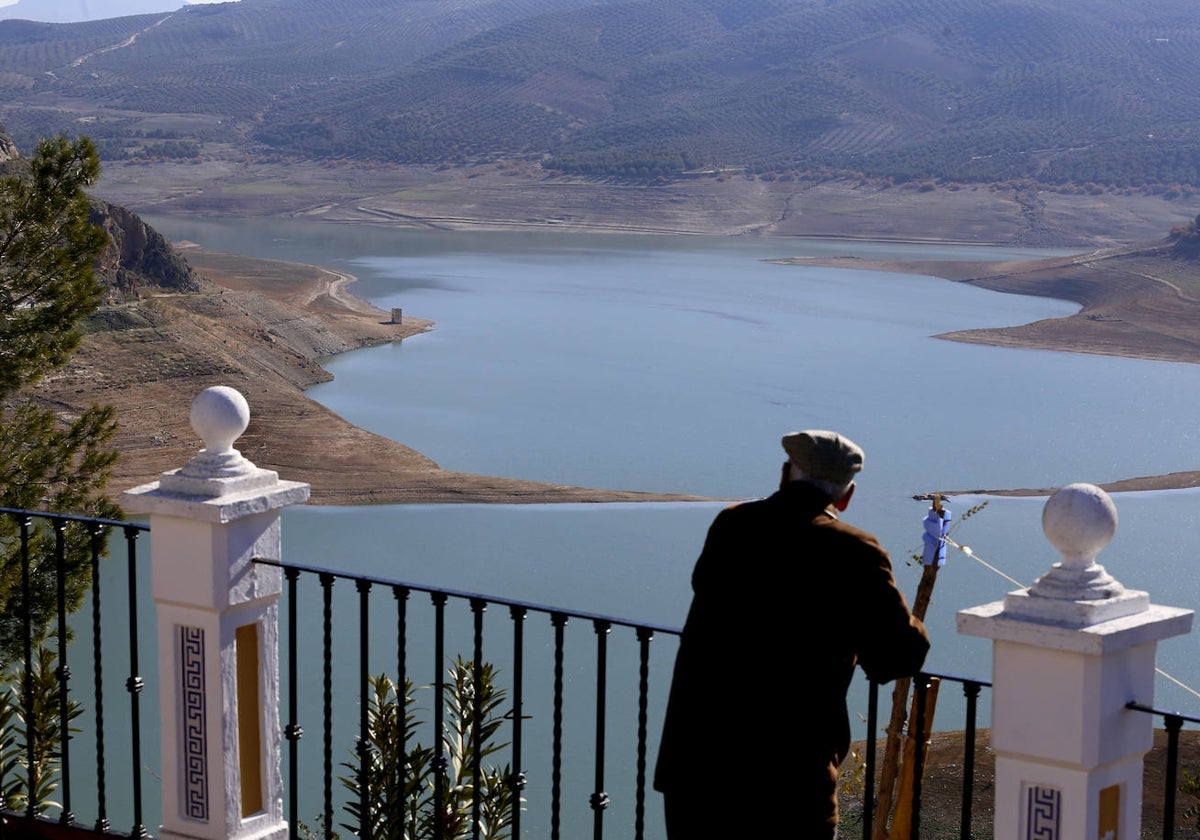 Un hombre observa un embalse afectado por la sequía