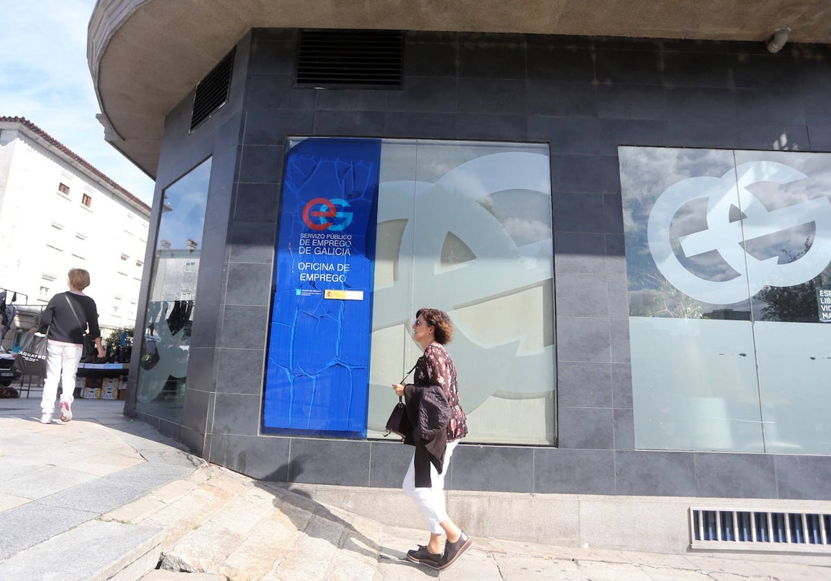 Una mujer camina frente a una oficina de empleo, en Vilagarcía de Arousa, en imagen de archivo