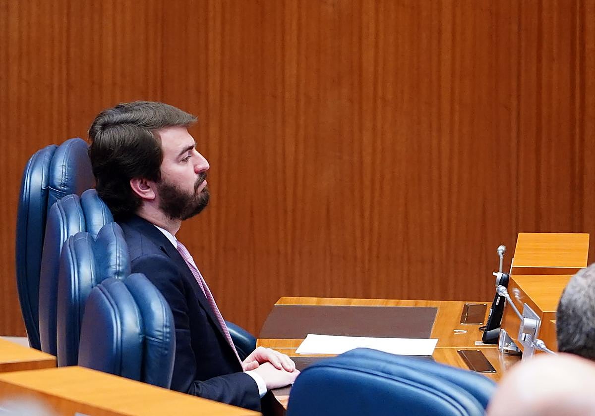 El vicepresidente de la Junta, Juan García-Gallardo, en su escaño del Parlamento Autonómico