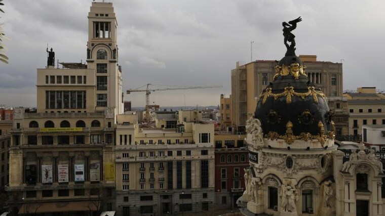 Vistas aéreas de la calle de Alcalá, el Círculo de Bellas Artes y el Edificio Metrópolis