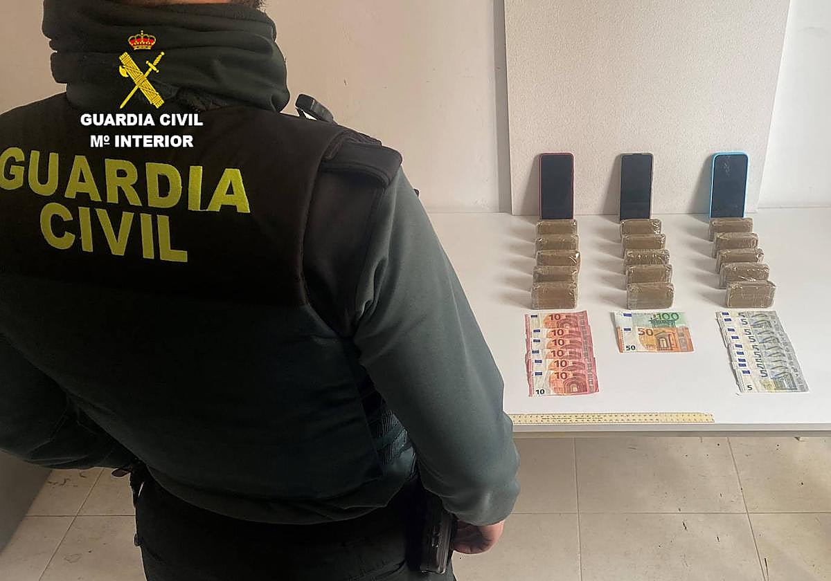 Imagen de la droga y el dinero en metálico intervenido a los dos arrestados en Peñíscola