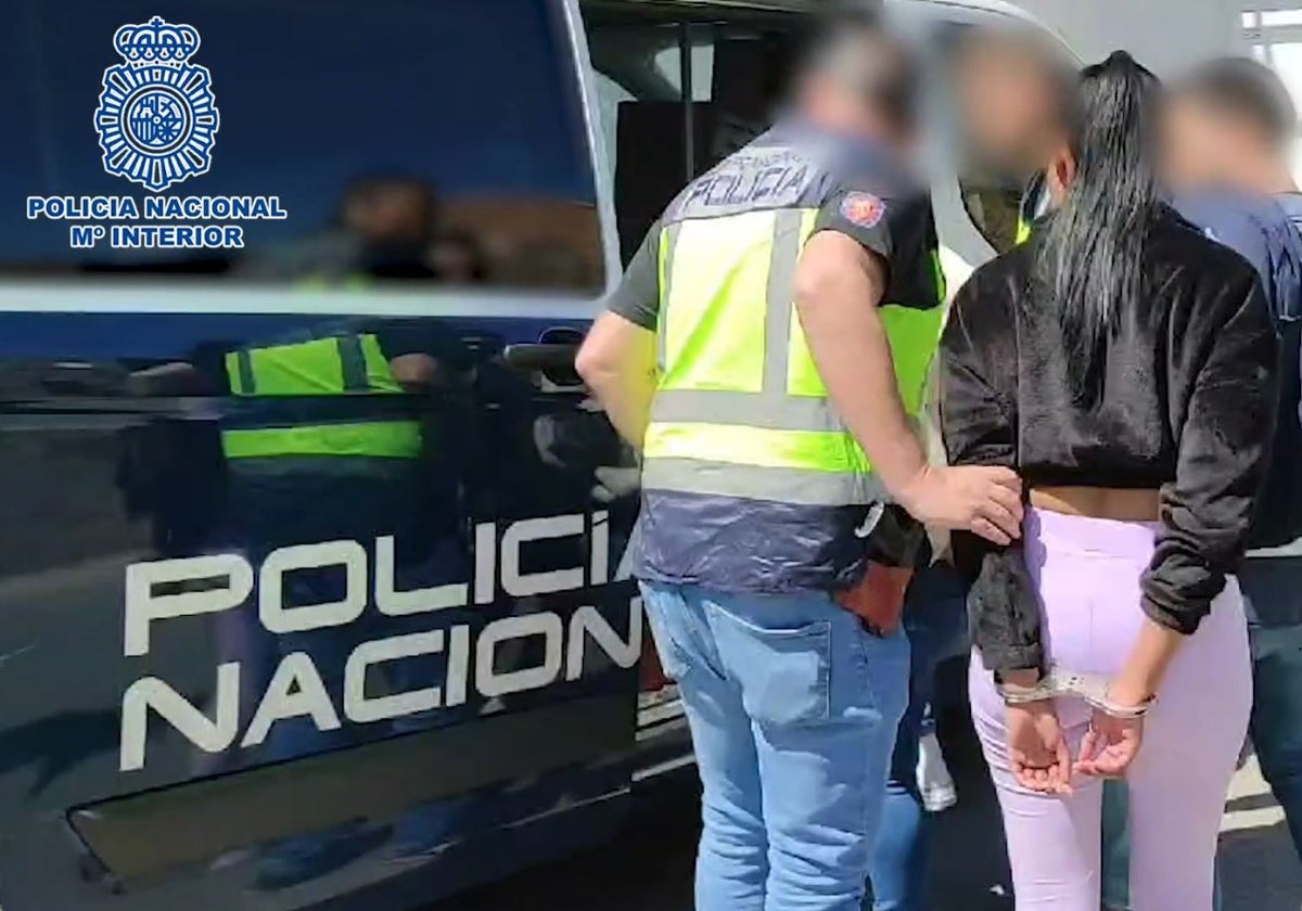 Imagen de archivo de una persona detenida por la Policía Nacional