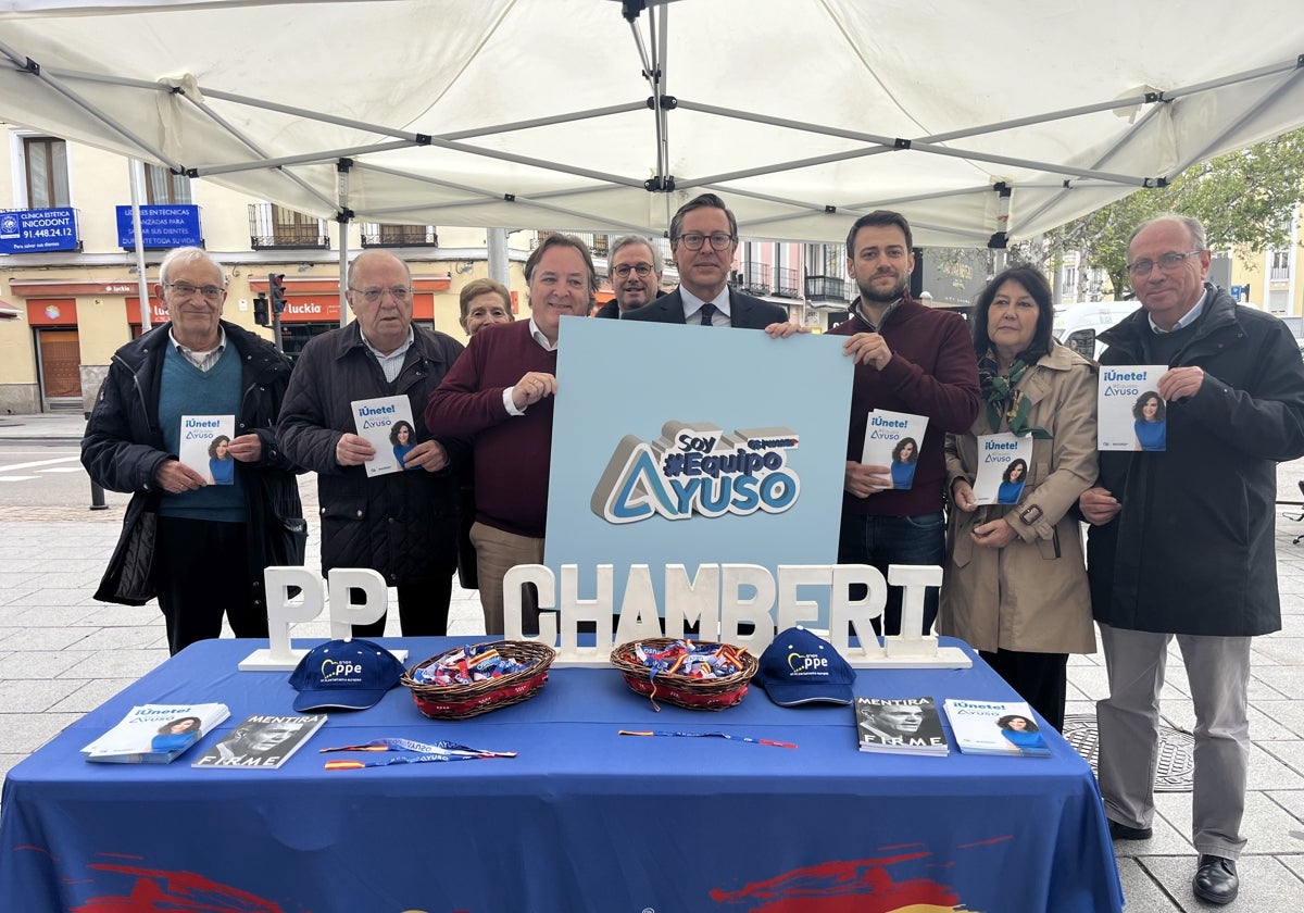 El secretario general del PP de Madrid, Alfonso Serrano, con otros cargos y simpatizantes en una mesa informativa en Chamberí