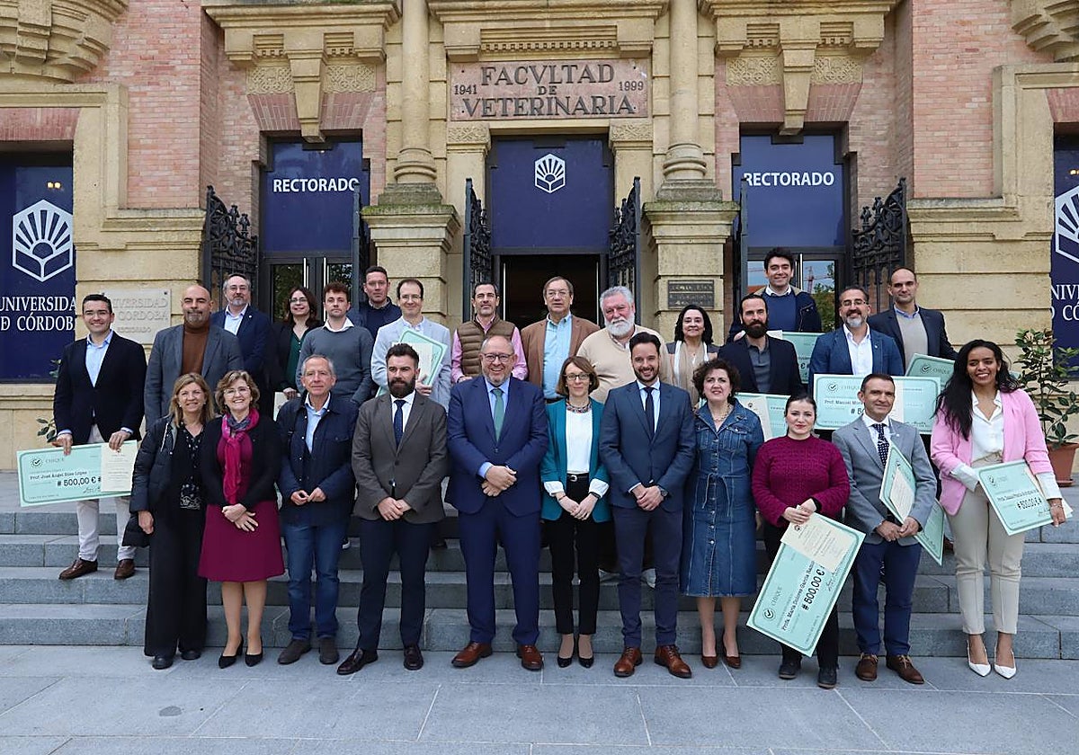 Foto conjunta de los profesores premiados, con el vicerrector de Calidad, Jesús Dorado, y el rector, Manuel Torralbo, ante el Rectorado, este martes