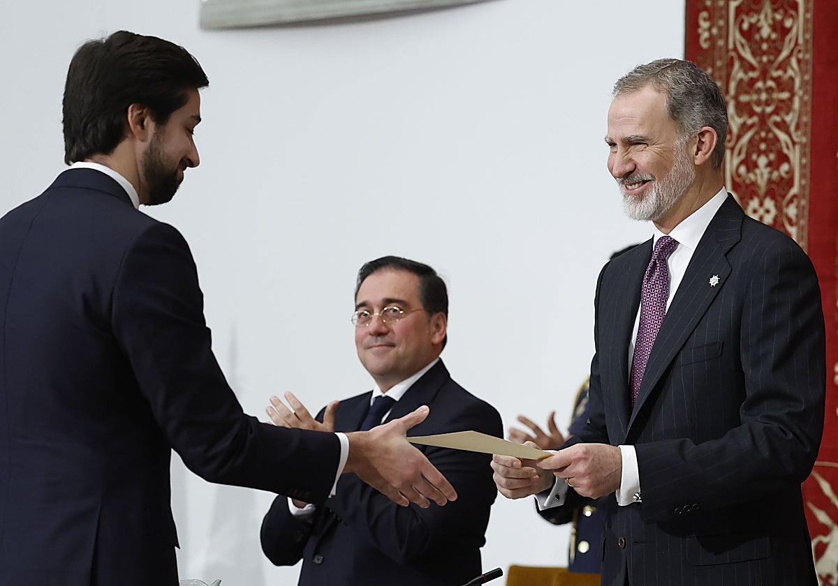 El Rey junto al ministro de Asuntos Exteriores, José Manuel Albares, en la entrega de despachos