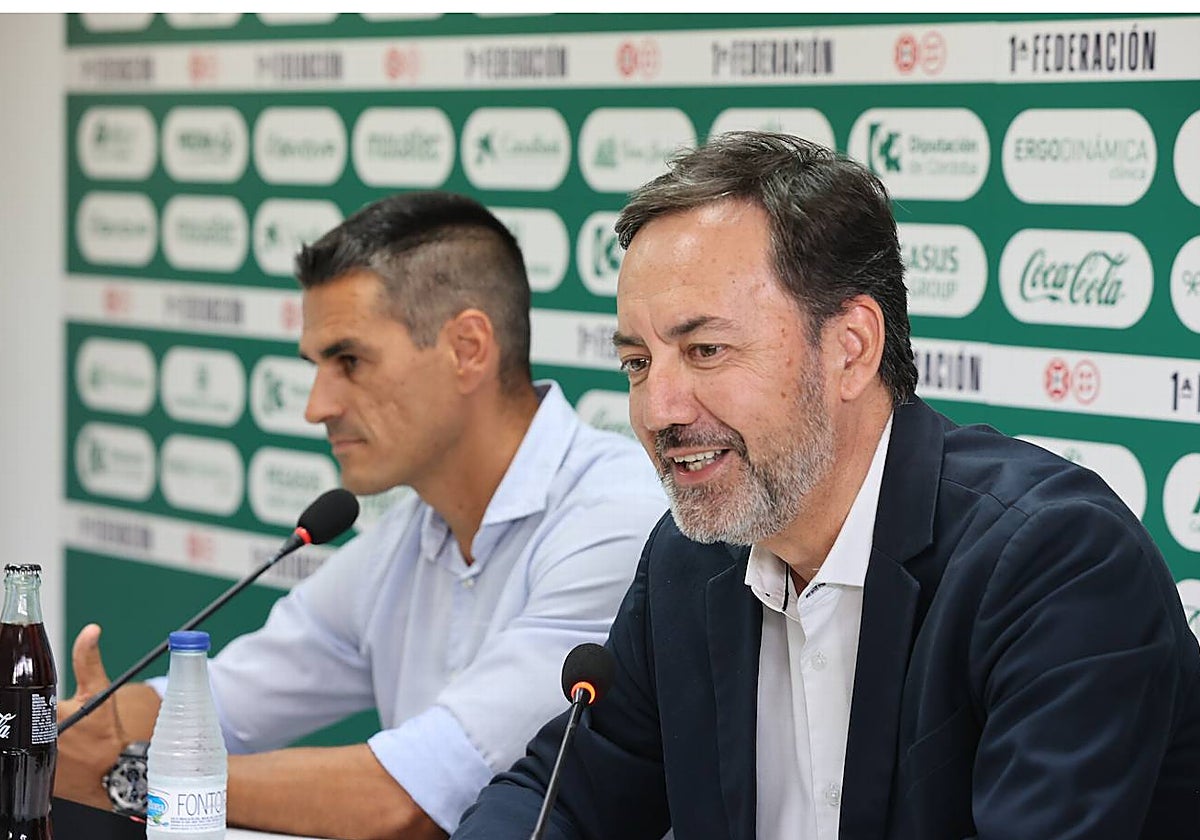 El CEO del Córdoba, Antonio Fernández Monterrubio junto al director deportivo Juanito