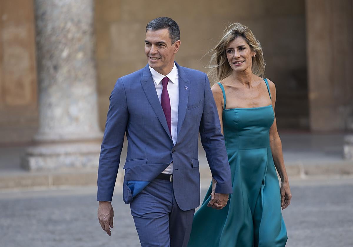 Pedro Sánchez y su mujer, Begoña Gómez, durante un acto protocolario