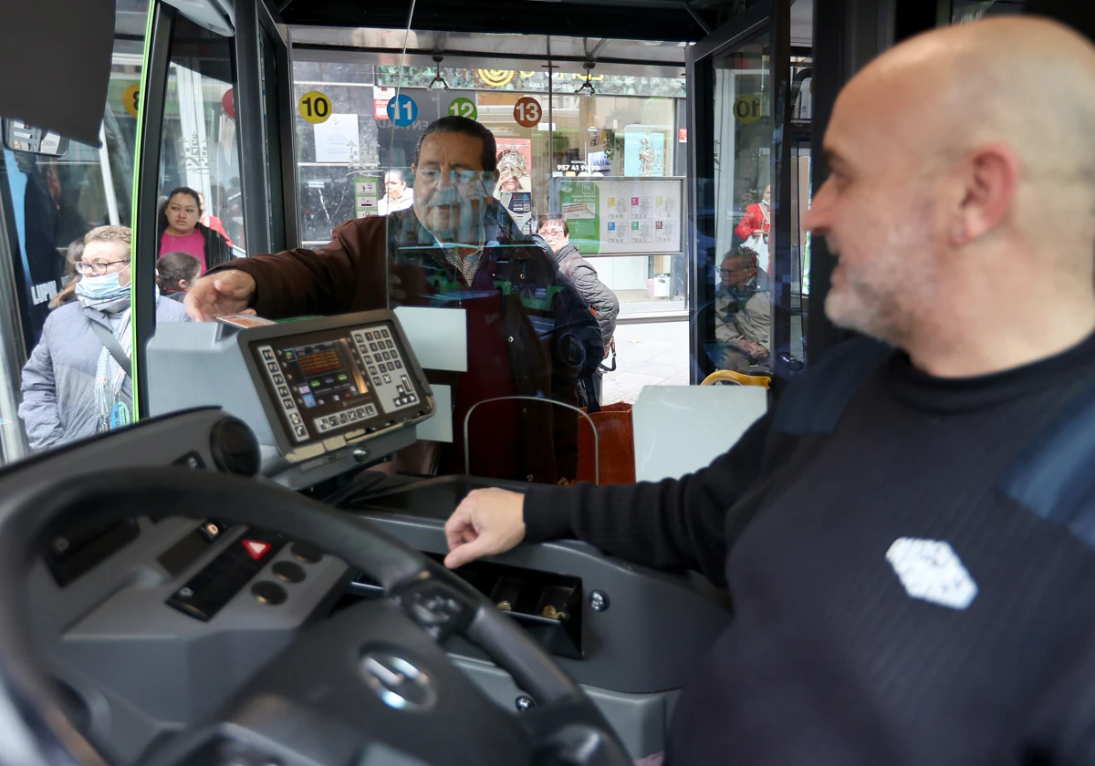 Un usuario de Aucorsa pasa su bonobús electrónico en un autobús