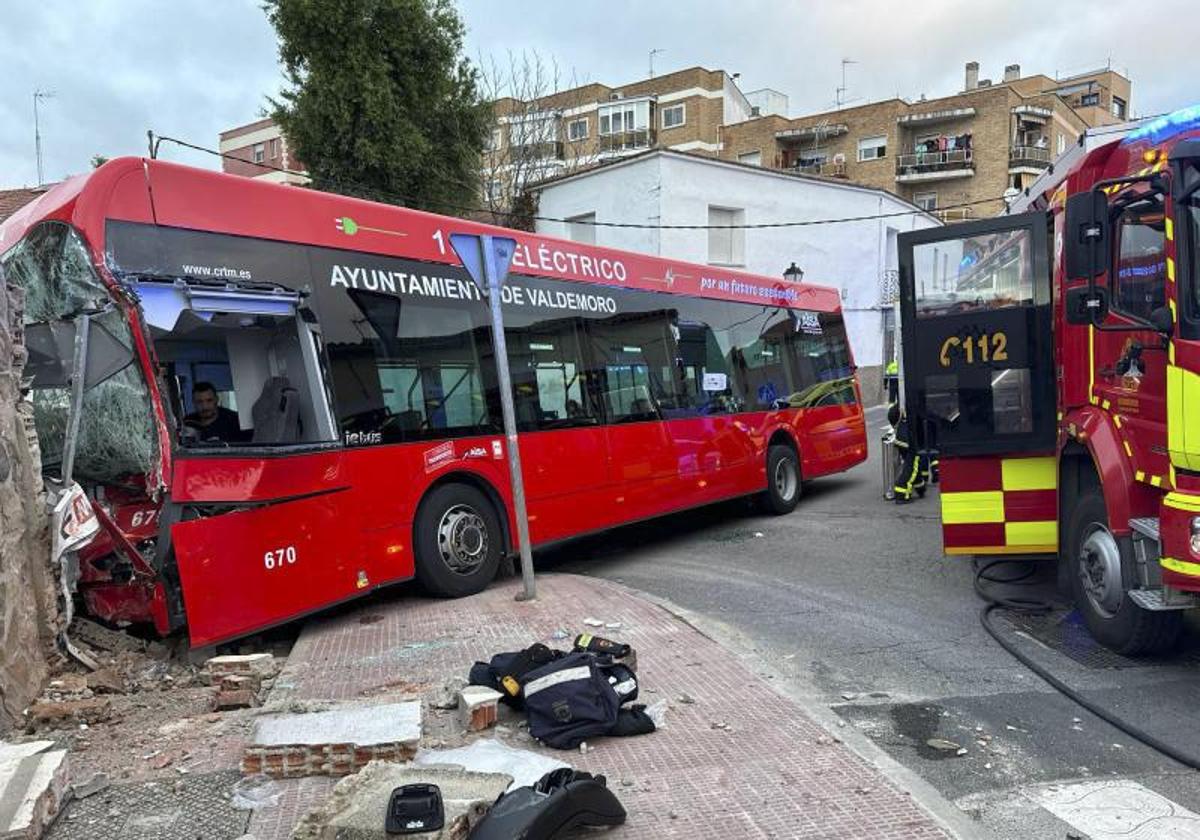 Quince heridos, dos graves, al estrellarse un autobús contra un muro en Valdemoro