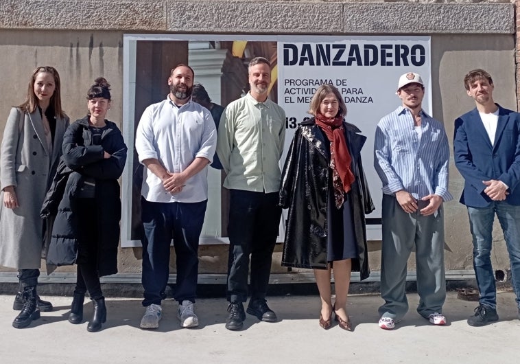 La delegada de Cultura, Turismo y Deporte, Marta Rivera de la Cruz, junto a algunos de los participantes de 'Danzadero'