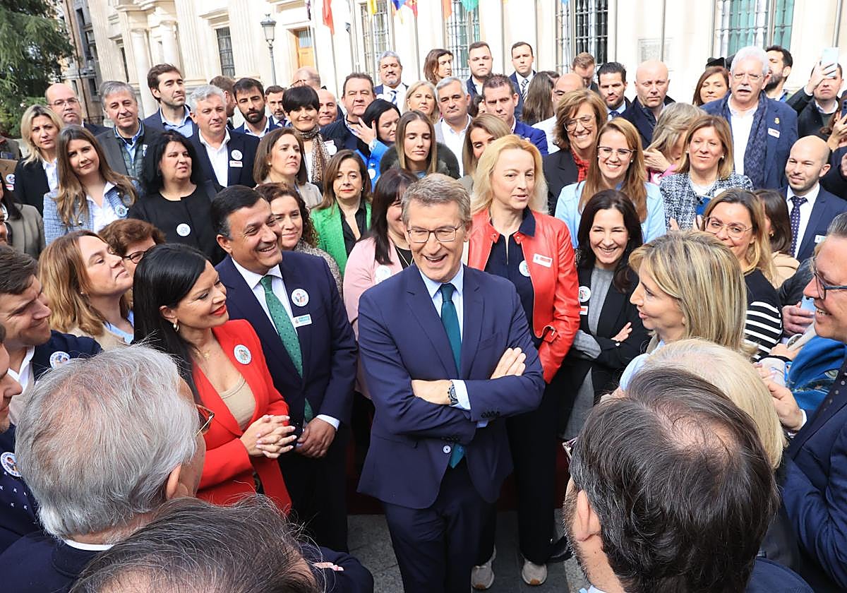 El presidente del Partido Popular (PP), Alberto Núñez Feijóo, en un acto con concejales en el Senado