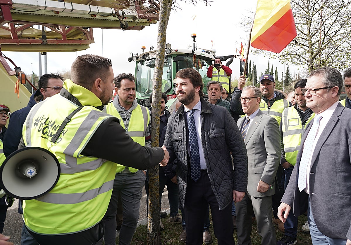 El vicepresidente de la Junta saluda a uno de los agricultores concentrados frente al centro Miguel Delibes de Valladolid