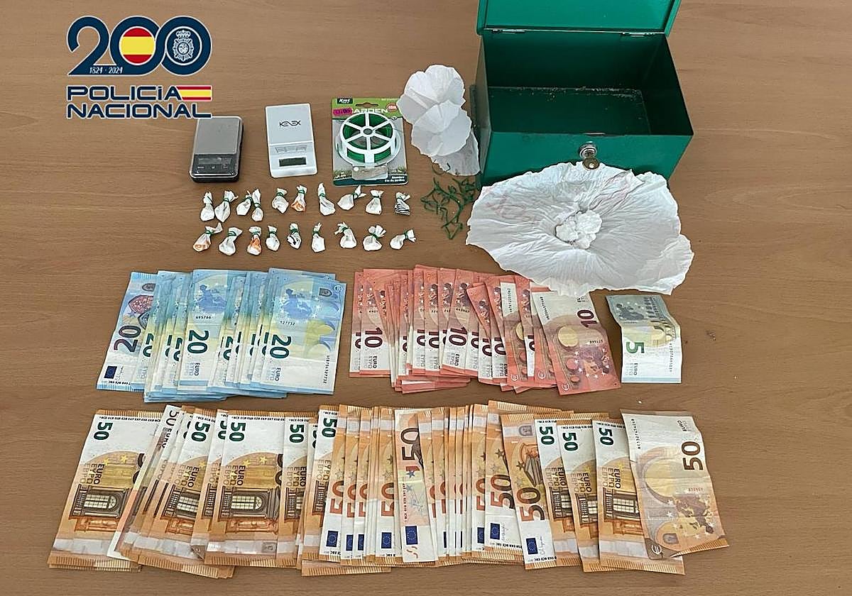 Imagen de la cocaína, el dinero en efectivo y los útiles intervenidos a los dos hermanos en Torrent
